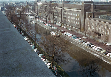 22257 Gezicht op de Stadsbuitengracht te Utrecht met rechts de Rijnkade en de gebouwen van de Jaarbeurs (Vredenburg) te ...